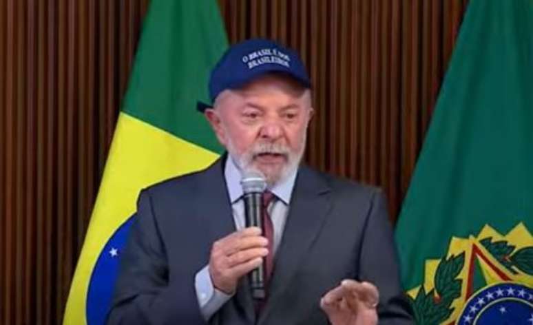 Com boné ‘anti-Trump’, Lula pede ‘frente de batalha’ contra filho de Bolsonaro