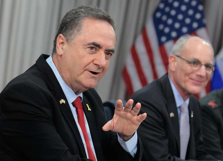 O Ministro da Defesa israelense, Israel Katz (E)