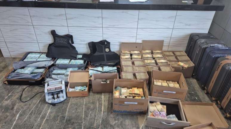 Os policiais federais encontraram várias malas e caixas com dinheiro vivo durante o cumprimento dos mandados