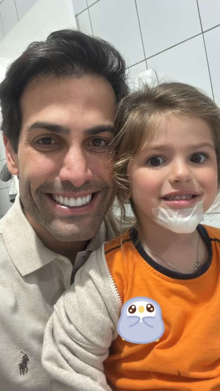 Gustavo Theodoro e a filha, Ayla, com pontos no queixo