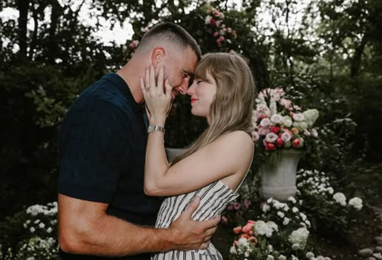 Taylor e Travis anunciaram o noivado em uma publicação conjunta
