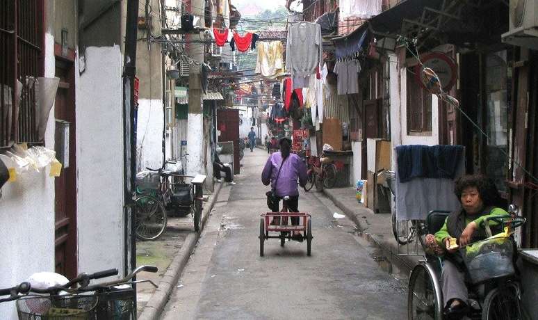 Apesar da semelhança entre subúrbios chineses e brasileiros, no país asiático praticamente não há violência e o transporte público funciona.	