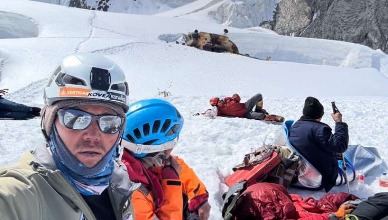 Alpinista Natalia Nagovitsyna durante ida ao Pico Vitória