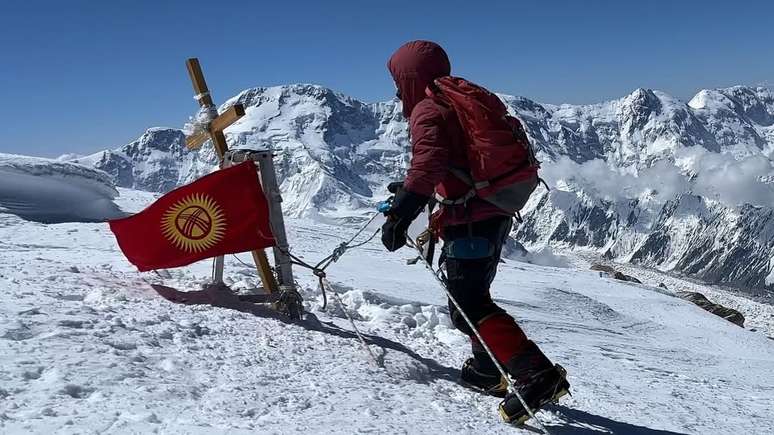 Alpinista Natalia Nagovitsyna durante ida ao Pico Vitória