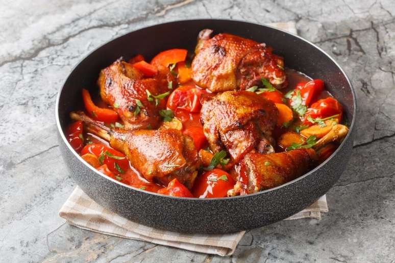 Frango ensopado com legumes no molho de tomate 