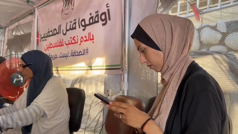 Jornalistas trabalham dentro da tenda do Sindicato dos Jornalistas Palestinos