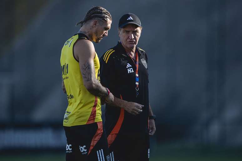 Lyanco conversa com Cuca no treino do Atletico &ndash;