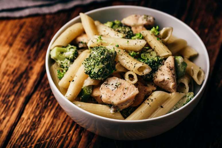Wholemeal noodles with chicken and broccoli Wholemeal noodles with chicken and broccoli