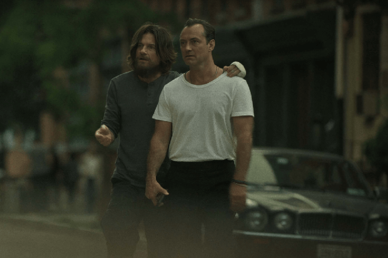 Em &ldquo;Black Rabbit&rdquo;, Jude Law interpreta Jake, dono de um restaurante que v&ecirc; sua vida mudar com a volta do irm&atilde;o 