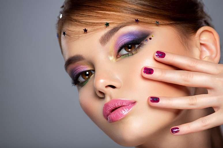 The combination of purple and pink translates into a make -up full of personality The combination of purple and pink translates into a make -up full of personality