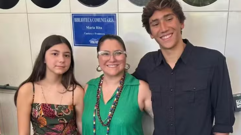 Maria Rita makes a rare apparition with children at the inauguration of a library that bears her name to Rio Maria Rita makes a rare apparition with children at the inauguration of a library that bears her name to Rio