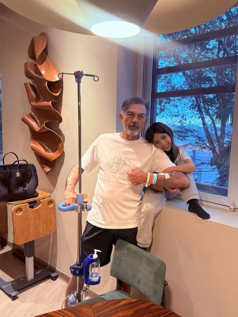 Pai de Sabrina Sato com a neta. Zoe, enquanto se recupera de cirurgia no hospital