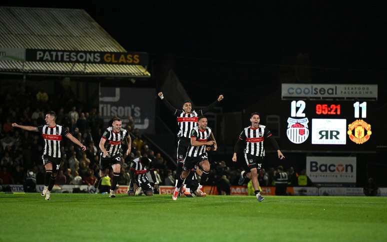 Time do Grimsby Town comemorando a classifica&ccedil;&atilde;o 
