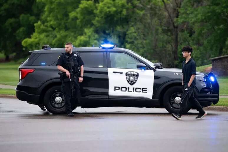 Escola católica em Minneapolis foi alvo de tiroteio nesta quarta