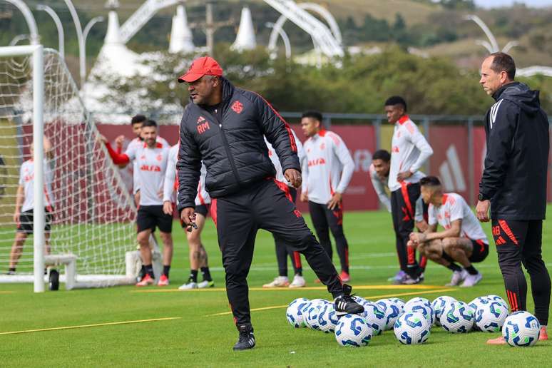 Roger Machado durante o treino desta quarta-feira (27), no CT Parque Gigante (