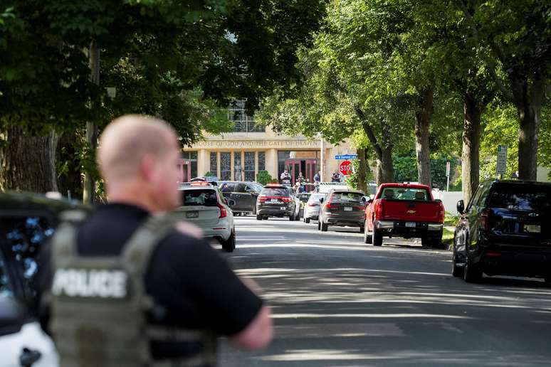Policial em local de ataque a tiros em Mineápolis, nesta quarta-feira, 27