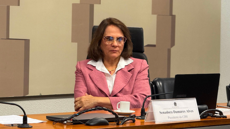 Damares Alves revela diagnóstico de câncer de mama