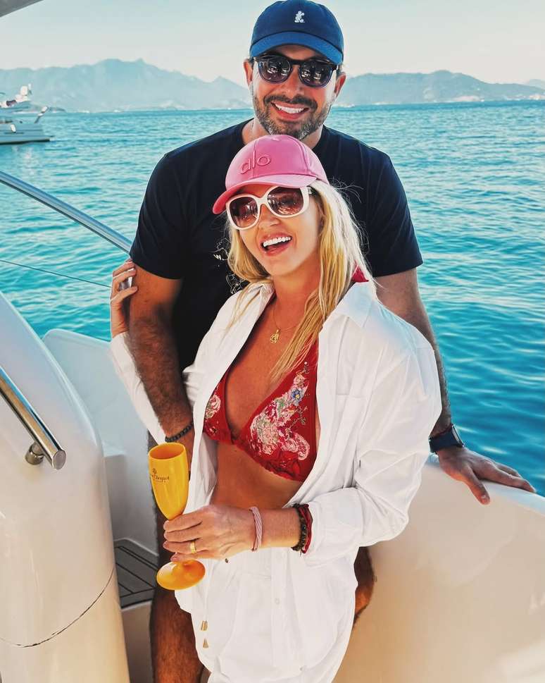 Val Marchiori e seu marido posam em dia de lancha
