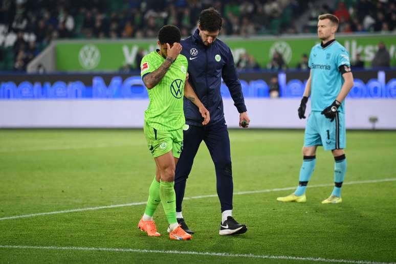 Paulo Otavio deixa gramado lesionado em último jogo pelo Wolfsburg