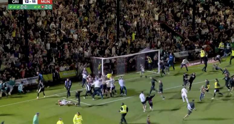 Torcedores invadem o gramado ap&oacute;s o Grimsby Town eliminar o United