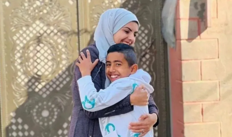 A jornalista Mariam Abu Daggar e o filho, Ghaith