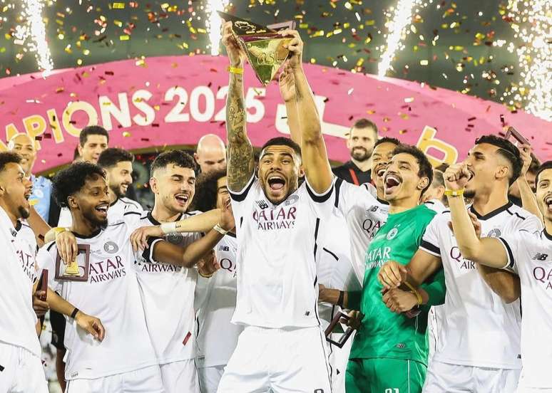 Paulo Otavio levanta troféu de título no Catar