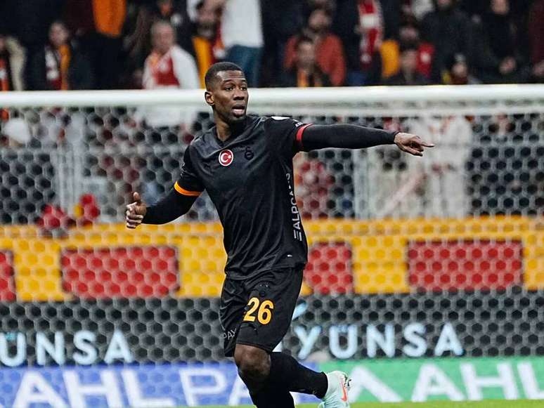 Carlos Cuesta em a&ccedil;&atilde;o com a camisa do Galatasaray, da Turquia &ndash;