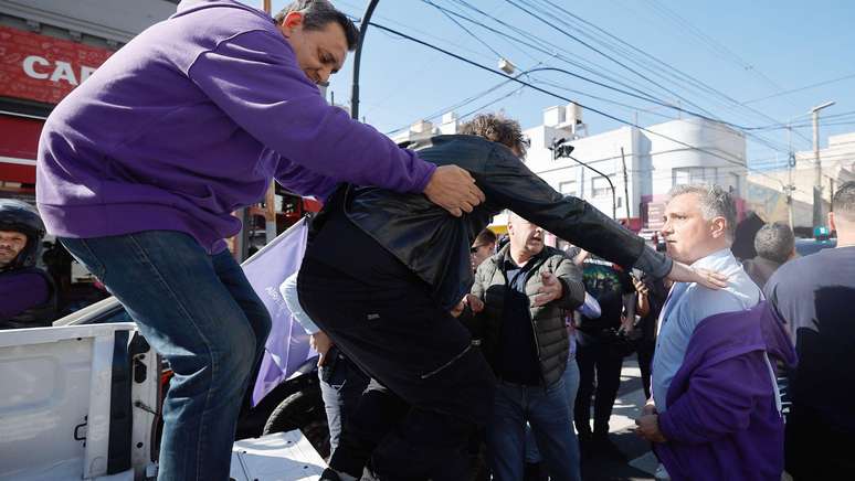 Milei foi evacuado &agrave;s pressas de um com&iacute;cio na prov&iacute;ncia de Buenos Aires, depois que um grupo de manifestantes atirou pedras contra ele