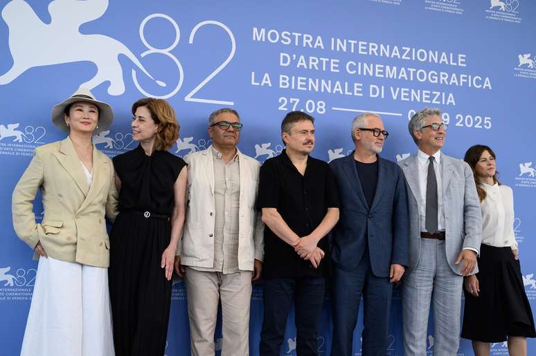 Fernanda Torres ao lado de integrantes do j&uacute;ri de Veneza 