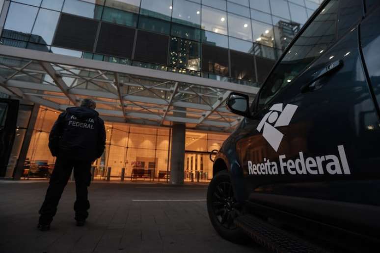 Agentes da Receita Federal participaram da operação Carbono Oculto, em São Paulo