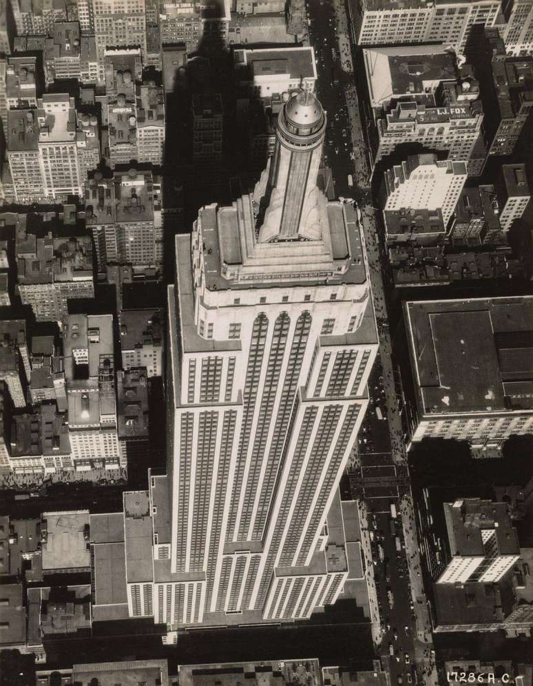 Empire State em foto de 1932, de autor desconhecido. Foto do US National Archives and Records Administration, em dom&iacute;nio p&uacute;blico
