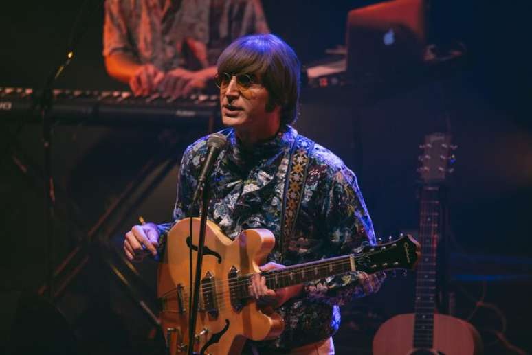 Javier Parisi homenageia John Lennon em 'Imagine'.