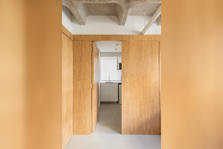 Mimetted wooden panel doors optimize the space and strengthen the refinement of the planning of the planned woodworking: Office Connectarq | Mimetted wooden panel doors optimize the space and strengthen the refinement of the planning of the planned woodworking: Office Connectarq |