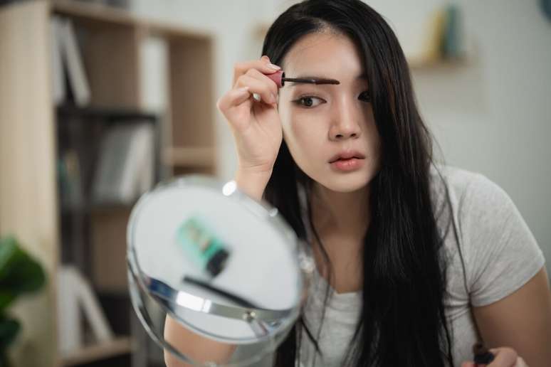 Pentear os fios com uma escovinha ajuda a alinhar a sobrancelha 