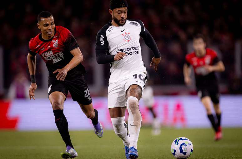 Memphis Depay reclamou do gramado sintético da Ligga Arena –