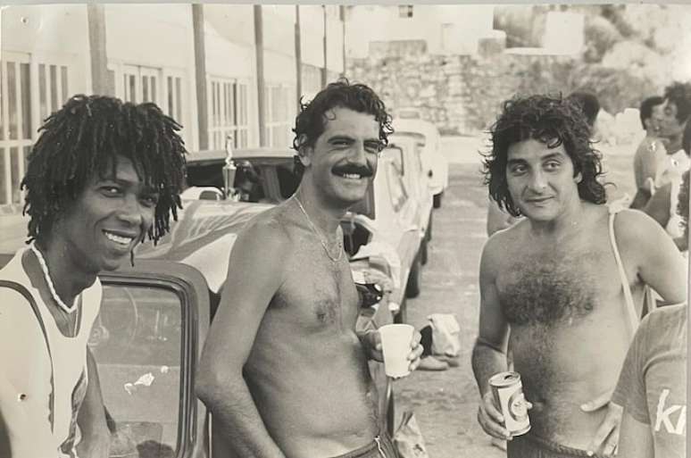 Djavan (&agrave; esquerda) em encontro com artistas e executivos da ind&uacute;stria fonogr&aacute;fica no in&iacute;cio dos anos 80