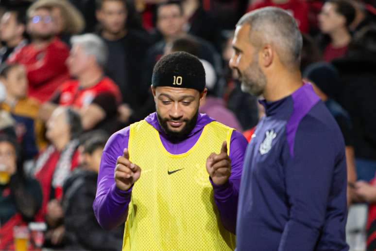 Memphis Depay, do Corinthians, em duelo contra o Athlético-PR, pela Copa do Brasil