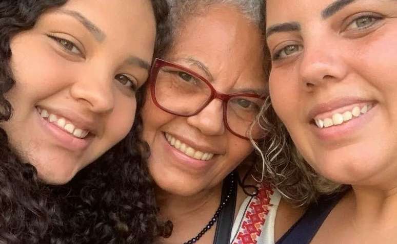 Isabelly, &agrave; esquerda, filha mais velha de F&uacute;via, &agrave; esquerda. No centro, Francisca, av&oacute; e m&atilde;e. Gera&ccedil;&otilde;es passando pelo Circo Escola.