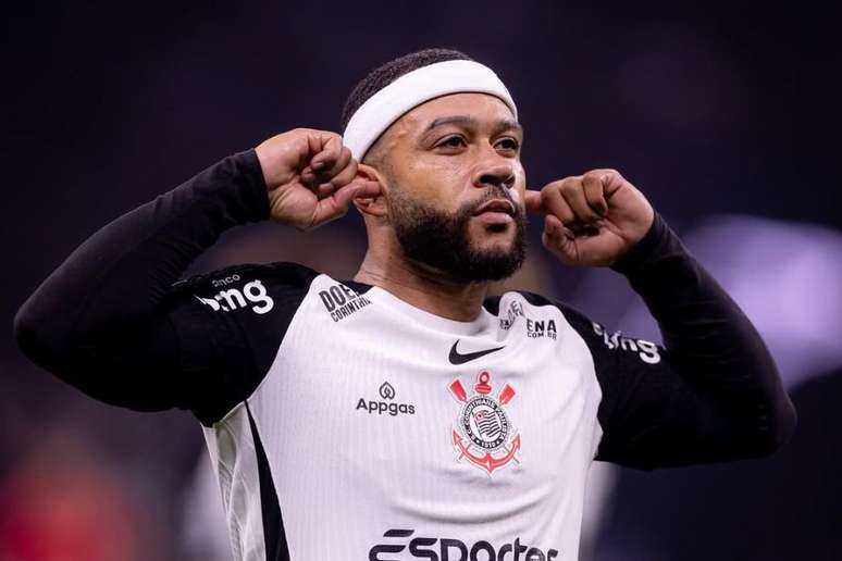 Memphis Depay criticou gramado sintético