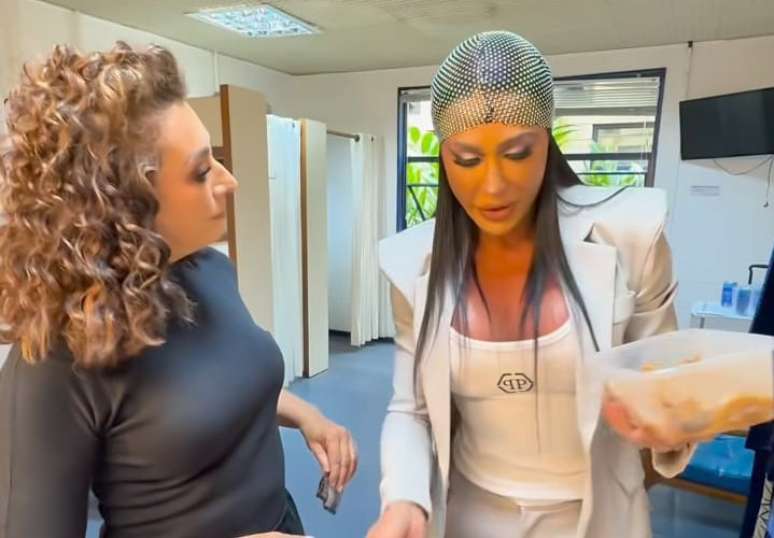 Cátia Fonseca experimenta marmita fitness de Gracyanne Barbosa