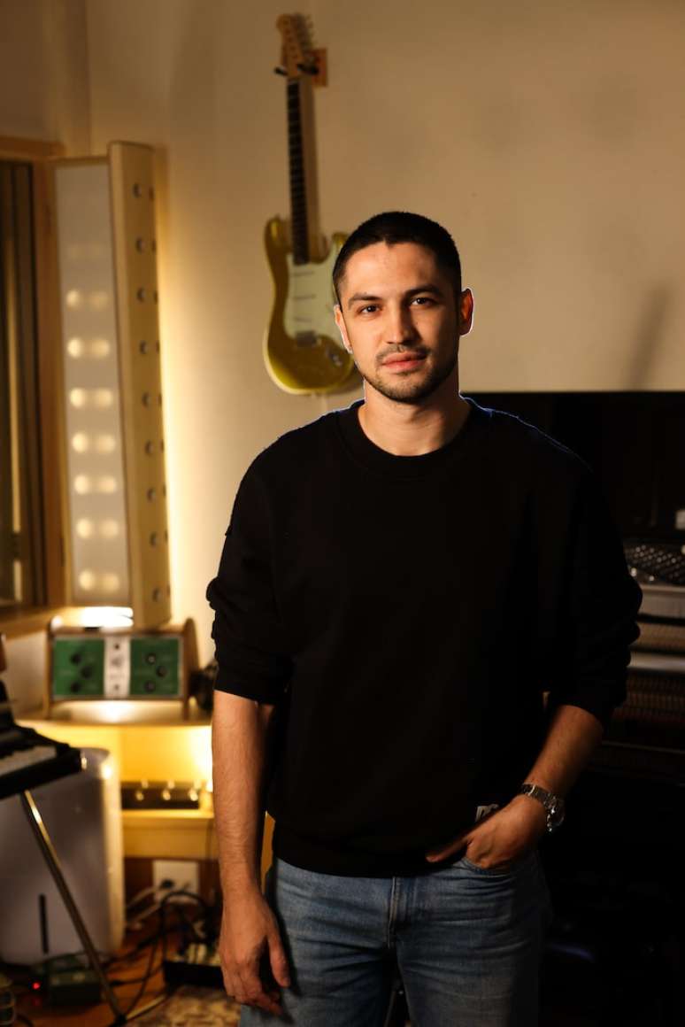 Gabriel Leone est&aacute; no elenco do filme 'O Agente Secreto' e n&atilde;o pensa em abdicar da carreira de ator em fun&ccedil;&atilde;o da m&uacute;sica