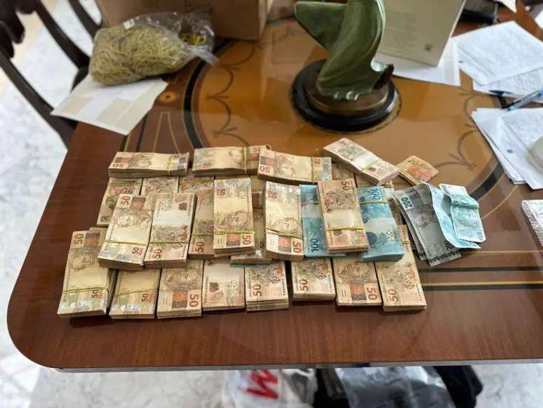 Foto de dinheiro apreendido durante megaopera&ccedil;&atilde;o da Pol&iacute;cia Federal e outros &oacute;rg&atilde;os