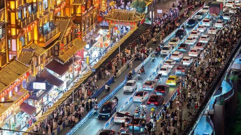 Os tr&ecirc;s homens tentam conhecer mulheres na agitada cidade de Chongqing, na China