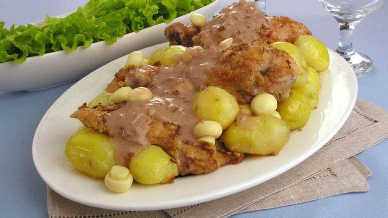 Coxa e sobrecoxa ao molho madeira &ndash; Foto: Stela Handa