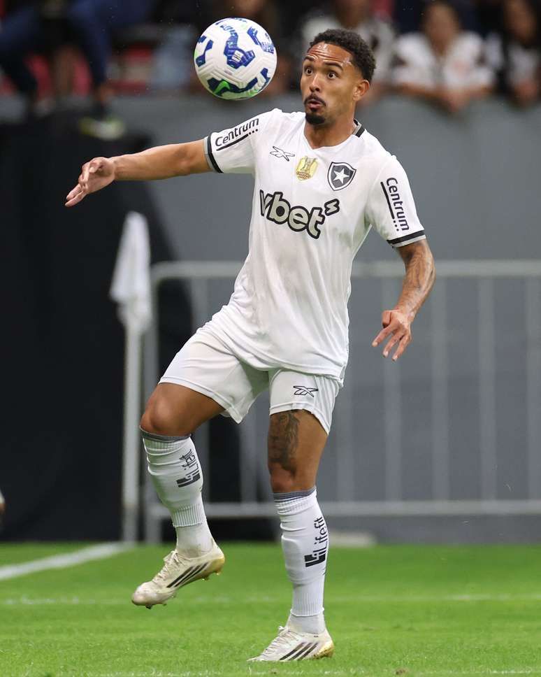 Vitinho em partida do Botafogo 