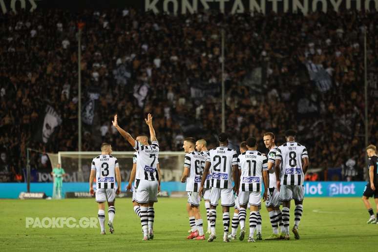 Jogadores do PAOK comemorando a classifica&ccedil;&atilde;o 