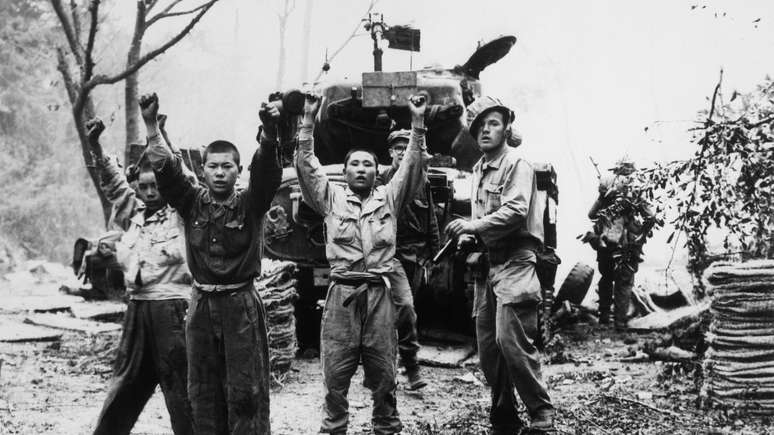 Soldados norte-coreanos capturados por soldados americanos em 1953, mesmo ano que Ahn foi preso
