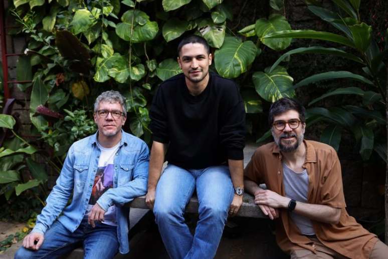 Gabriel Leone trabalhou o conceito do disco com os produtores Marcus Preto (&agrave; esquerda) e T&oacute; Brandileone (&agrave; direita)