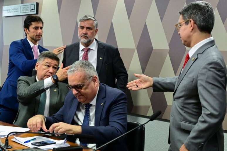 Alfredo Gaspar nega que tenha dado voz de prisão