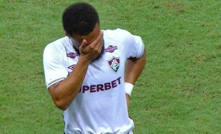 Samuel Xavier sentiu dores na coxa esquerda e deixou o gramado &ndash;